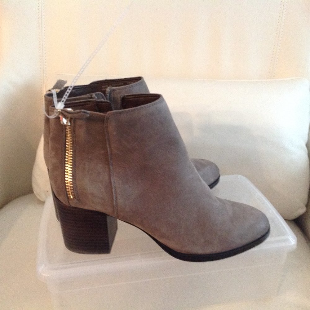 ALDO Taupe (Tan) Suede Block Heel Closed Toe Zip Ankle Boots Women's Size 8.5